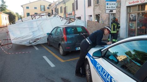 Ravenna Raffiche Di Vento Unimpalcatura Crolla In Strada E Centra