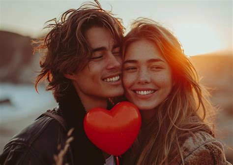 Casal Feliz E Apaixonado Segurando Um Grande Cora O Vermelho Em F Rias