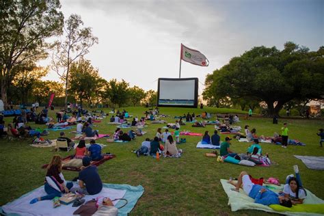 Cartelera De Cine Al Aire Libre Para El Regreso A Clases