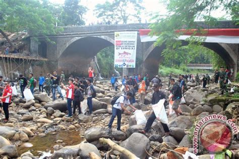 Lomba Mulung Sampah Ciliwung Angkut Karung Sampah Antara News