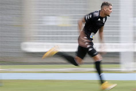 Escalação do Botafogo time terá Warley na lateral e Navarro sai na