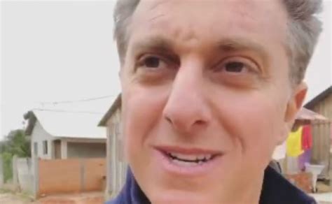 Luciano Huck Grava Programa Em Curitiba E Chama Bairro De Haiti