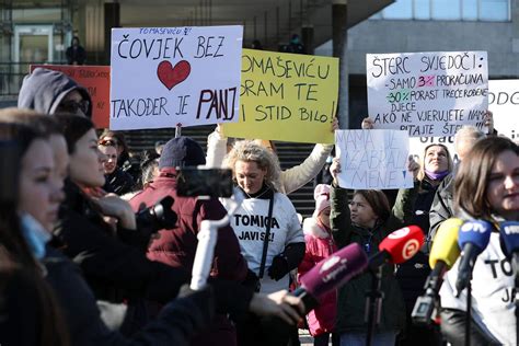 Roditelji odgojitelji održali prosvjed ispred zagrebačke Gradske uprave