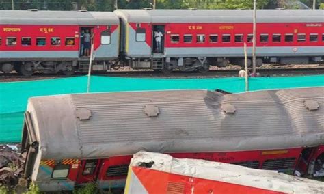 Coromandel Express Passes Through Accident Site