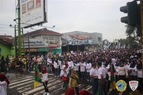 Milenial Road Safety Festival Jalan Sehat Senam Kolosal MRSF