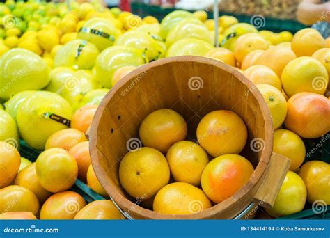 Mercado De La Fruta Con Las Diversas Frutas Frescas Coloridas Comida