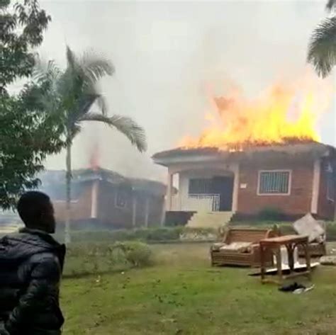 Après l incendie le Centre touristique de Jacques FAME NDONGO fait le