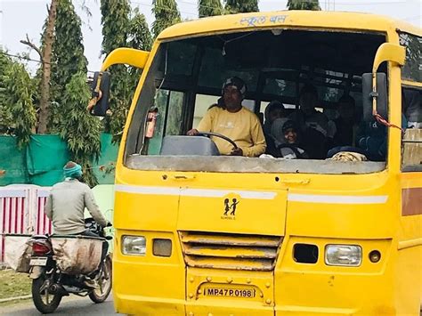 School Bus Running On The Roads Without Mirrors बिना शीशे के सड़कों