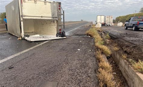 Aparatoso accidente Vuelca camión de carga a la altura de Juan José