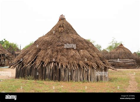 Una Típica Cabaña Tribal De Paja En Una Aldea Indígena De La Tribu Karo En El Sur Del Valle De