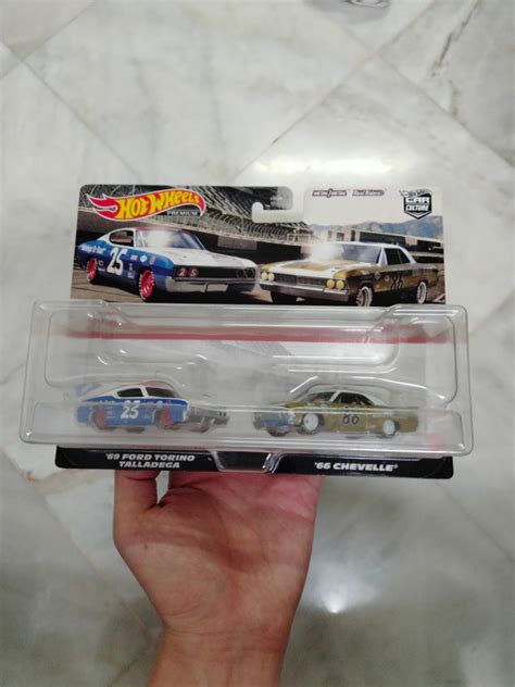 Hot Wheels Premium 2022 Car Culture Twin Pack 69 Ford Torino