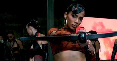 Anitta resgata início da carreira em novo clipe e prevê uma pausa em