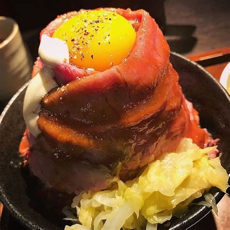 最近1番食べたかったローストビーフ丼‥ この盛られてある部分全部ローストビーフ。たまらんかった。美味し過ぎてぺろっと食べれました。肉肉しくて