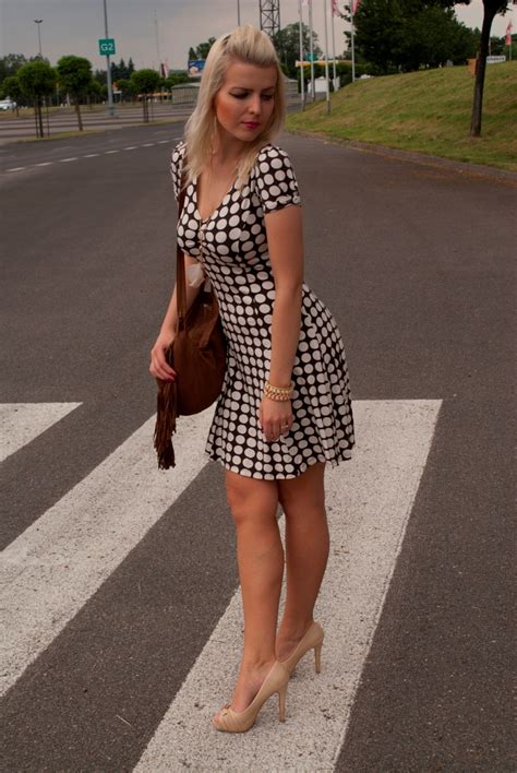 Stylish Blonde Pin up and boho mix with polka dot dress Dziewczęcy i sexy look w stylu pin up