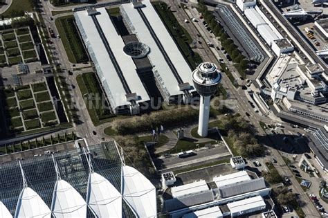 München Flughafen von oben Tower an den Rollbahnen des Flughafen in