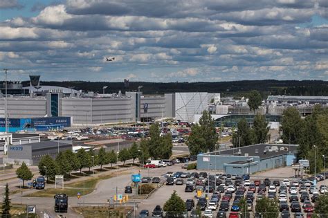 Kuka J Tti Uuden Bmw N Kahdeksaksi Vuodeksi Helsinki Vantaalle Parkkiin