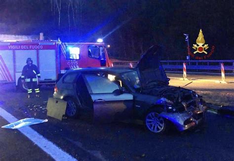 Schianto Sulla Bretella Ivrea Santhi Morta Una Donna Foto