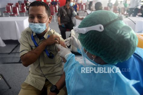 Menteri Bumn Erick Thohir Tinjau Sentra Vaksin Gotong Royong