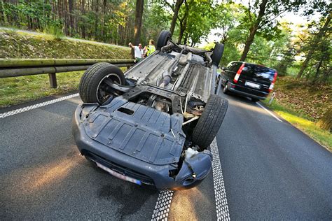 Auto Over De Kop Bij Ongeluk Mogelijk Lachgas In Het Spel Nederland