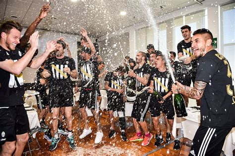 Juventus Campione D Italia Delirio Bianconero A Vinovo