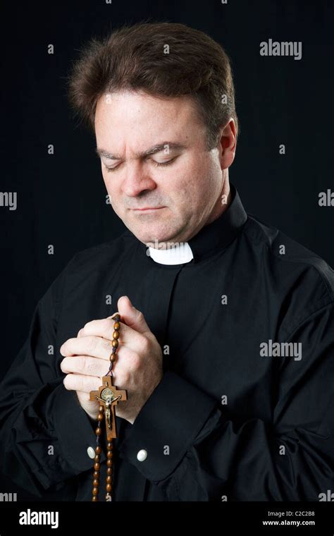 El Sacerdote Cat Lico Rezando Con Su Rosario Fotograf A De Stock Alamy