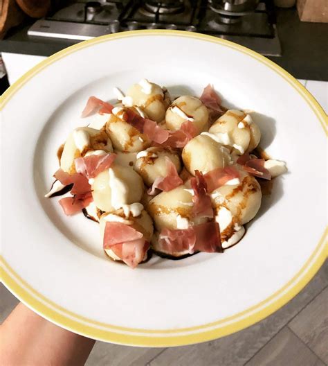 Gnocchi Ripieni Con Speck E Brie Su Fonduta Di Parmigiano Paprika Con