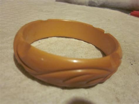 Carved Butterscotch Bakelite Bangle Bracelet Bakelit Gem