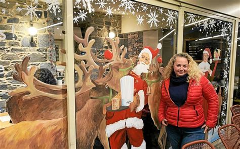 Avec Anna Kropiowska La Vitrine Du Bar Le Charly Se Met Aux Couleurs