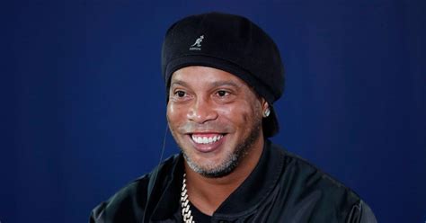 Pris O Jogos Festivos E Celebridade Nas Redes A Vida De Ronaldinho