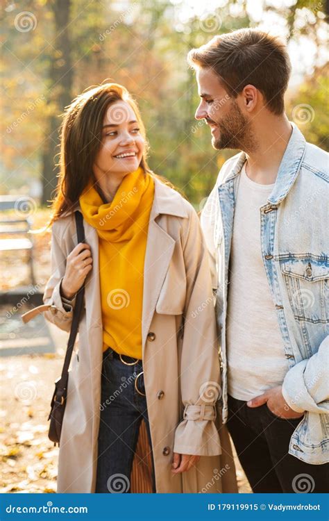 Photo De Jeunes Couples Caucasiens Attrayants En Traversant Le Parc D