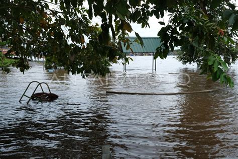 Banjir Landa Kecamatan Sintang Antara Foto