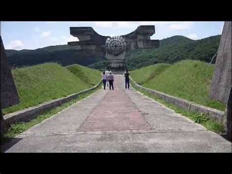 Veliki spomenik revoluciji - YouTube