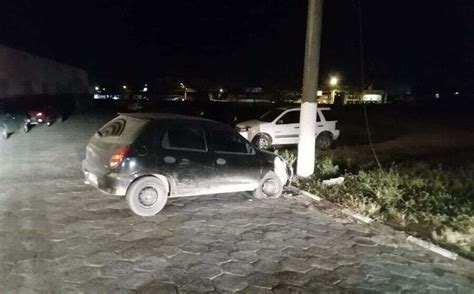 Motorista bate carro contra poste e causa rompimento da fiação UNITV