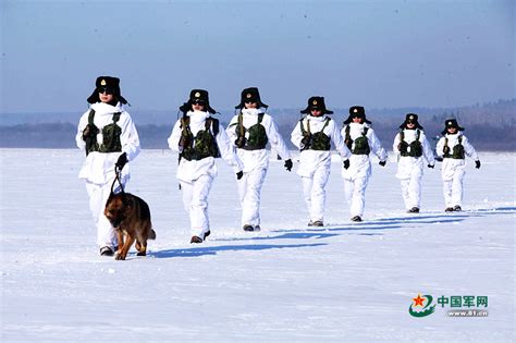 高清：边防战士雪地巡逻边境线 如同在月球漫步【9】 军事 人民网