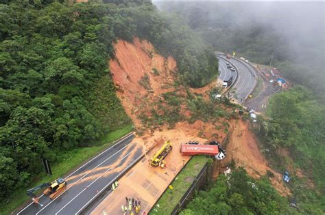 Deslizamento de terra no Paraná rodovia segue bloqueada