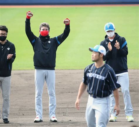 ＜日本ハム キャンプ＞キャンプを打ち上げ、近藤選手会長（右手前）の音頭で手締めを行った新庄監督。 右奥は上沢（撮影・西川 祐介） ― スポニチ Sponichi Annex 野球