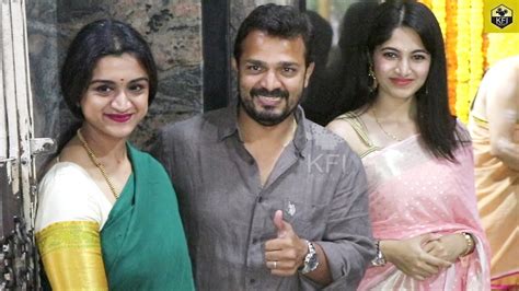 Vijay Raghavendra Full Happy With Wife At New Movie Launch Spandana