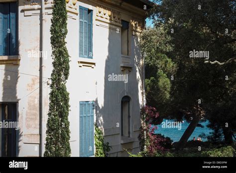 Old house on beach front Stock Photo - Alamy