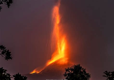 Spettacolare Eruzione Dell Etna Nella Notte Fontana Di Lava Dal