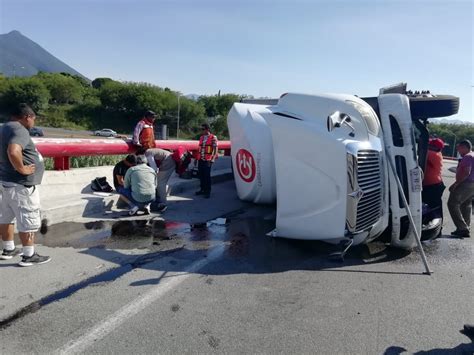 Vuelca tráiler en Guadalupe tras presuntamente circular a exceso de