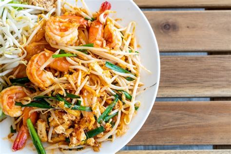 Pad Thai Fideos De Arroz Salteados Con Gambas Foto Premium