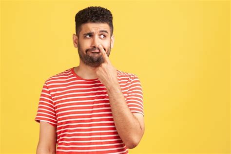 Hombre Barbudo Aburrido Inculto Con Camiseta De Rayas Rojas Poniendo El