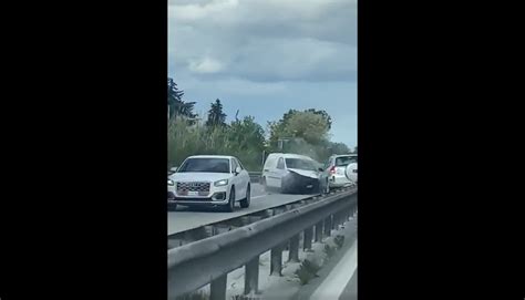 Suv Contromano Sulla Superstrada Lo Scontro Con Un Furgone