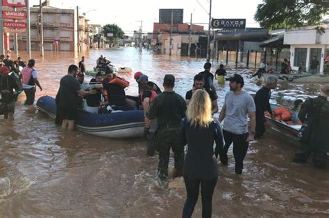 Nova Onda De Desabrigados Come A A Chegar Aos Abrigos De Porto Alegre