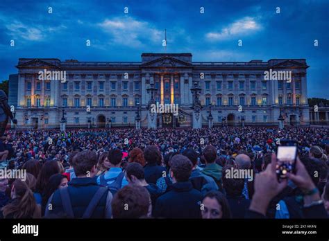 Trauernde Vor Dem Buckingham Palace Nach Der Nachricht Vom Tod Von