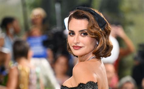 Pen Lope Cruz Drops Jaws Wearing Plunging Gown With Thigh High