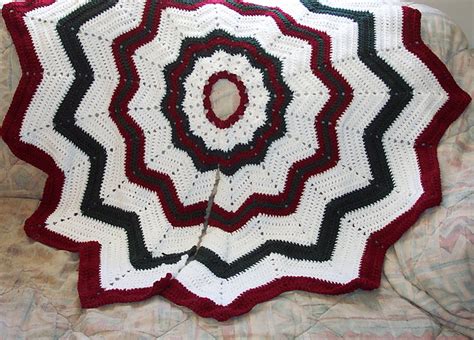 Ravelry Christmas Tree Skirt Pattern By Donna Mason Svara