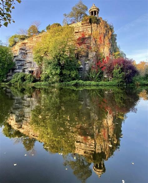 Parc Des Buttes Chaumont In 2024 Tourist Picturesque Paris