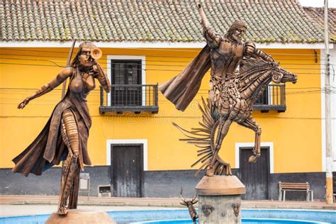 Monumento A Los Ind Genas Muisca En La Plaza Central De La Ciudad De