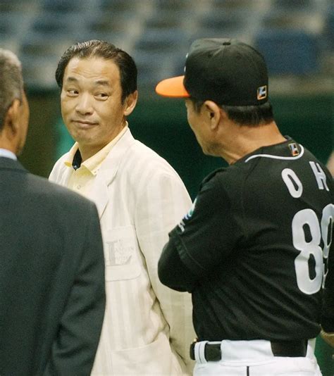 2003年、試合前にダイエー・王貞治監督と話しをする評論家時代の落合氏 ― スポニチ Sponichi Annex 野球